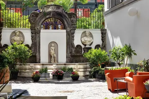 Piazza Bellini in Napels, foto 6