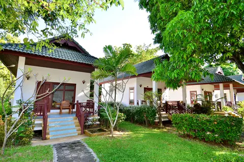 Hotel First Bungalow Beach Resort in บ้านบางรักษ์ — foto 5