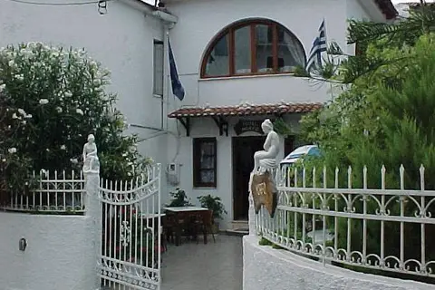Petite Morfo Hotel in Καλύβια — foto 14