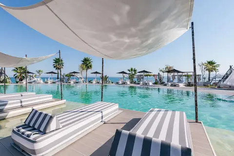 Blue Carpet Luxury Suites in Πευκοχώρι — foto 23