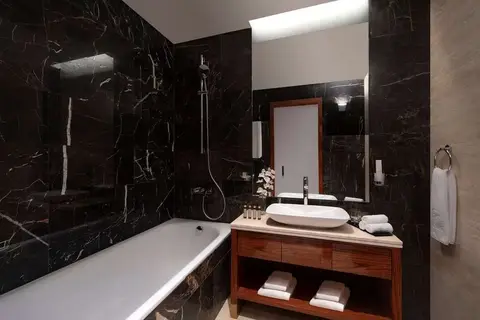 The Bentley Luxury Hotel & Suites Doha in Doha — foto 12