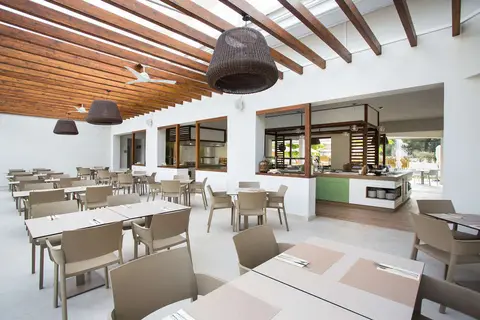 Insotel Tarida Beach Resort & Spa in Urbanització Cala Tarida — foto 15