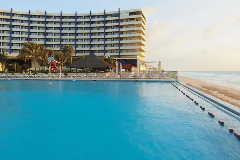Crown Paradise Club Cancun in Jacuzzi
