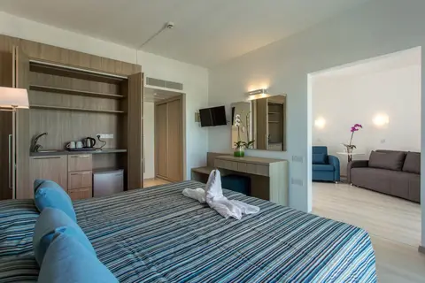 Kapetanios Bay Hotel in Παραλίμνι — foto 8