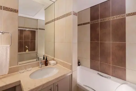 Staybridge Suites Dubai Internet City in Dubai — foto 15