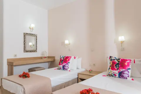 Emerald Hotel in Αγία Μαρίνα — foto 17
