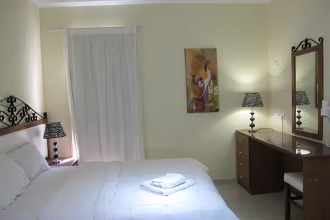 LIV Mackenzie Beach Suites in Larnaca — foto 5
