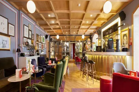 Brown's Central Hotel in Almada — foto 21