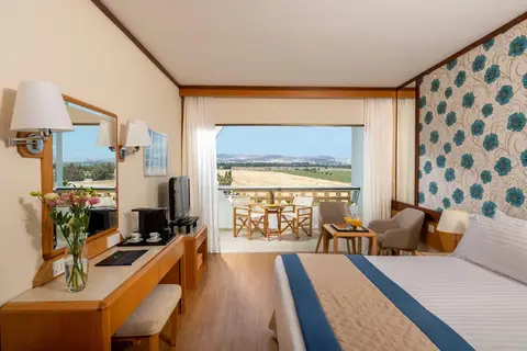 Constantinou Bros Athena Royal Beach Hotel in Paphos — foto 2