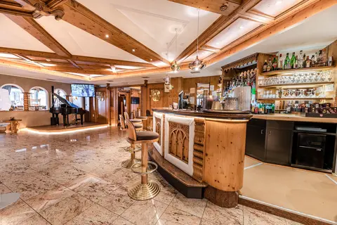 Tevini Dolomites Charming Hotel in Commezzadura — foto 17