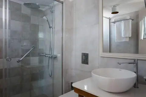 Sea Breeze Santorini Beach Resort, Curio Collection by Hilton in Εξωμύτης — foto 25