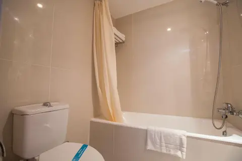 Tsokkos Gardens Hotel in Παραλίμνι — foto 17