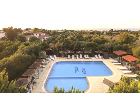Courtyard Long Beach Holiday Resort in Trikomo — foto 10