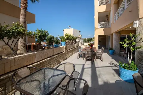 Sunrise Hotel Studios Apartments in Σφακάκι