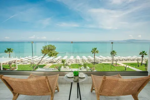 Blue Carpet Luxury Suites in Πευκοχώρι — foto 11