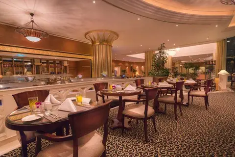 Corniche Hotel Abu Dhabi in الدَّانَةْ — foto 17