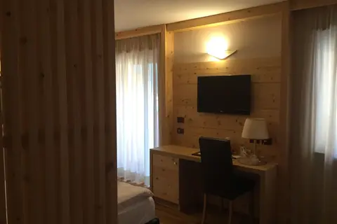 Tevini Dolomites Charming Hotel in Commezzadura — foto 36