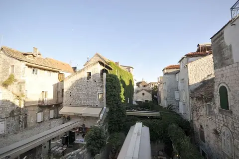 Palace Central Square in Trogir — foto 7
