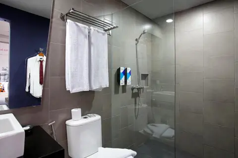 Berry Biz Hotel Sunset Road in Kuta — foto 9