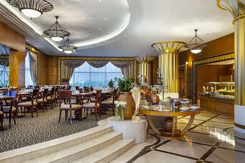 Corniche Hotel Abu Dhabi in الدَّانَةْ — foto 11