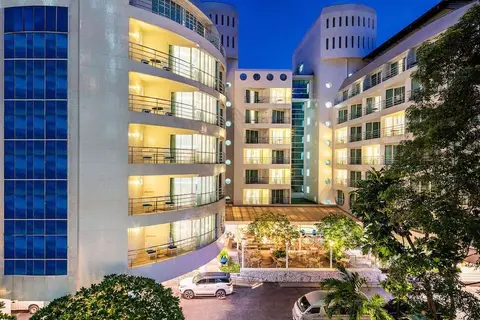 Blue Cabin Hotel in พัทยา