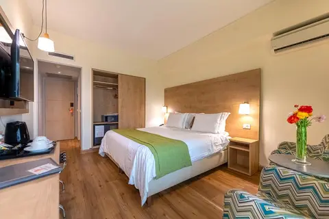Polis Grand in Athene — foto 8