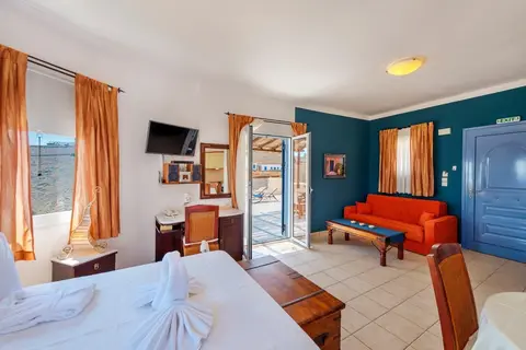 Sunrise Beach Suites in Αζόλιμνος — foto 9
