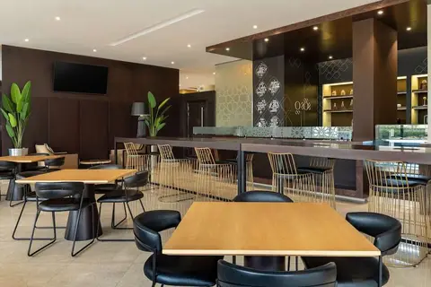 Four Points by Sheraton Production City in Champs Sports Bar — foto 5
