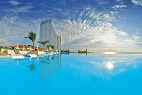 International Hotel Casino & Tower Suites in СПА център Ривиера Бийч — foto 2