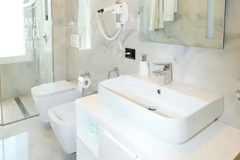 Grand White City Hotel in Berat — foto 11