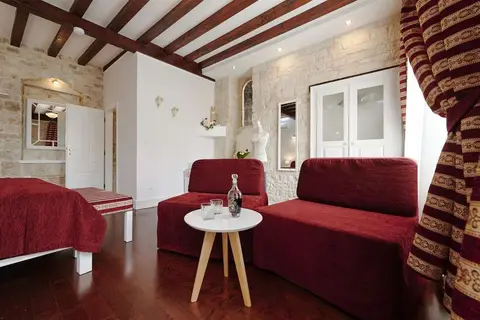 Palace Central Square in Trogir — foto 3