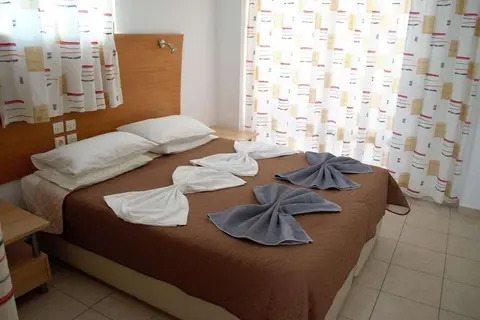 Coliseum Studios & Apartments in Πεύκοι — foto 3