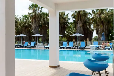 Cosmopolitan in Λάμπη — foto 3