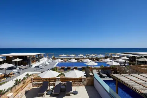 Sea Breeze Santorini Beach Resort, Curio Collection by Hilton in Εξωμύτης — foto 9