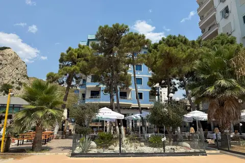 Blue Amr in Durrës