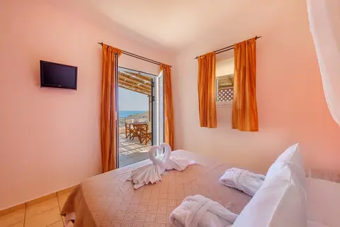 Sunrise Beach Suites in Αζόλιμνος — foto 15