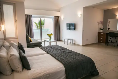 Theo Sunset Bay Hotel in Paphos — foto 17