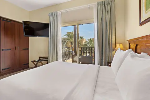 Al Hamra Village Hotel in Nando's — foto 18