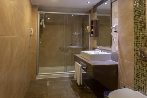 Kolin Hotel in Çiğli — foto 18