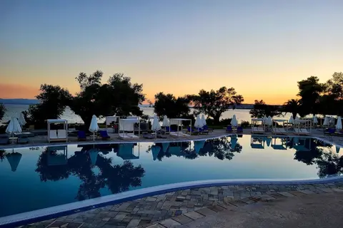 Radisson Paradise Beach Resort in Αμάρυνθος — foto 9