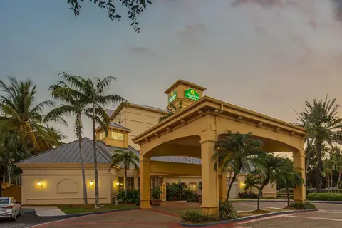 La Quinta Inn & Suites by Wyndham Miami Airport West in Miami — foto 2