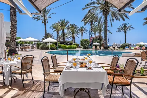 Constantinou Bros Athena Royal Beach Hotel in Γεροσκήπου — foto 14