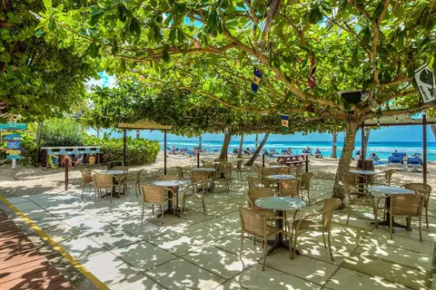 Coconut Court Beach Hotel in Christchurch — foto 2