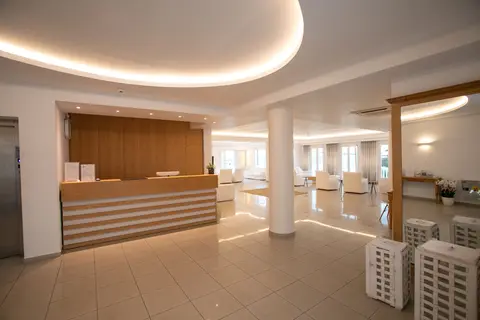 The George Hotel in Πλατύς Γιαλός — foto 30