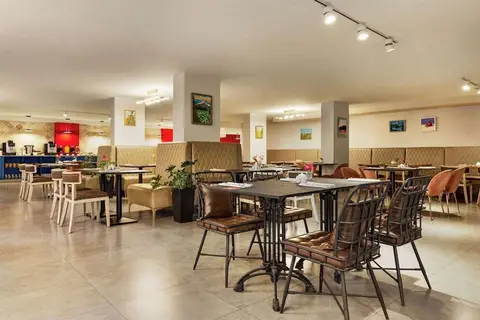 Ramada by Wyndham Tbilisi Old City in Tbilisi — foto 8