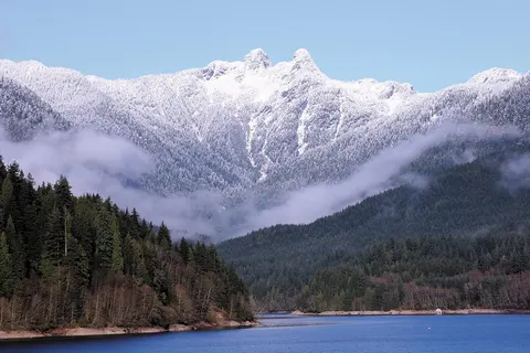 Volcanic Peaks to Sparkling Shores foto 14