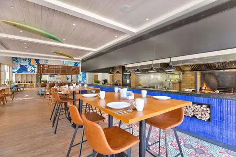 Outrigger Surin Beach Resort in ตำบลเชิงทะเล — foto 30