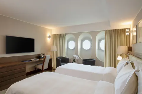 Queen Elizabeth 2 Hotel in دبي — foto 7