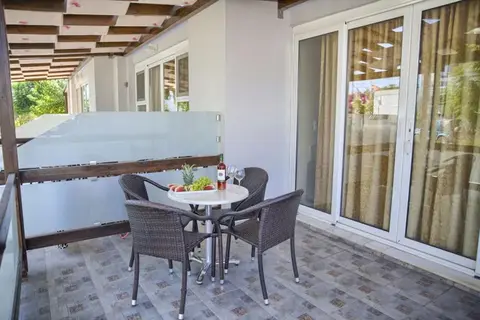Alia Luxury Suites & Spa Beachfront Hotel in Χαράκι — foto 2