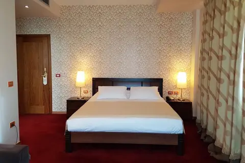 Aragosta Restaurand-Hotel in Durres — foto 9